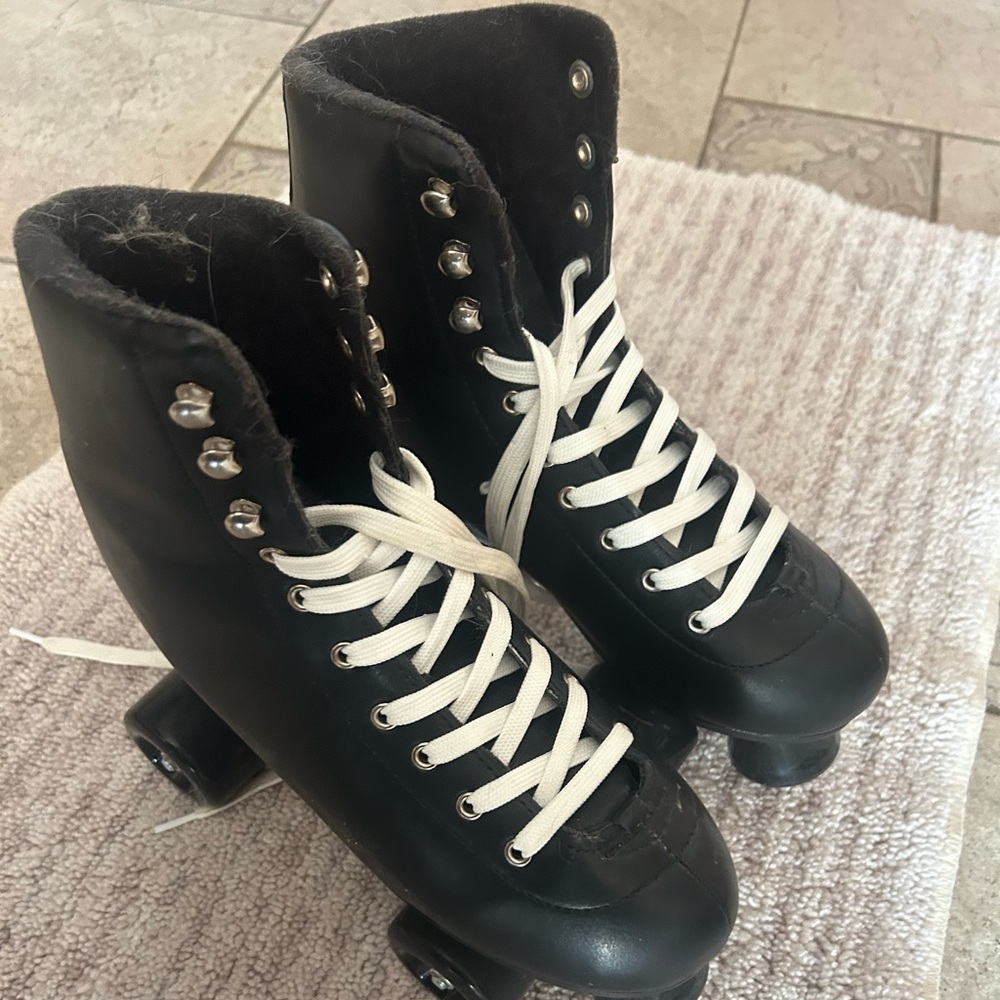 Super cute roller skates! Barely used like new!
